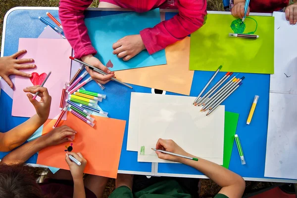 Crianças Atraem Natureza Muitos Papéis Coloridos Lápis Uma Mesa Azul — Fotografia de Stock