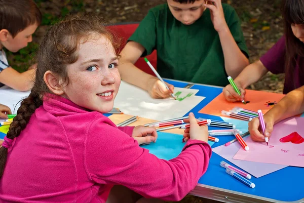 Crianças Atraem Natureza Muitos Papéis Coloridos Lápis Uma Mesa Azul — Fotografia de Stock