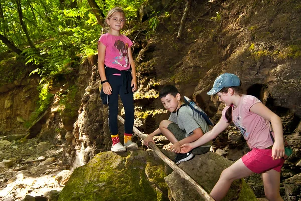 Kinder Wandern Der Bergschlucht Wanderung Zur Quelle Des Flusses Freundlicher — Stockfoto