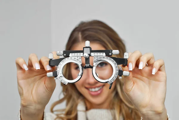 Woman Demonstrates Ophthalmic Device Blonde Tries Medical Equipment Vision Correction — Stock Photo, Image