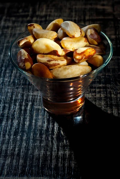 Nueces Brasil Tazón Vidrio Sobre Una Mesa Madera Nueces Una —  Fotos de Stock