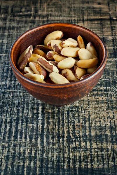 Nueces Brasil Tazón Barro Sobre Una Mesa Madera Nueces Una — Foto de Stock