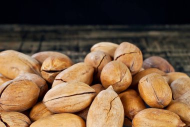 Fındık dokusunu kapat. Siyah tahta üzerinde fındıklar. 