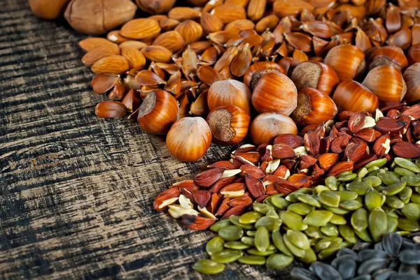 Muchas Clases Nueces Acercan Montón Tuercas Una Tabla Madera Negra — Foto de Stock