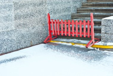 Kırmızı ve beyaz şeritli. Buz saçaklarından tehlike işareti. Arazi, yoldan geçenlerden uzaklaştırıldı. Kaygan kaldırım.