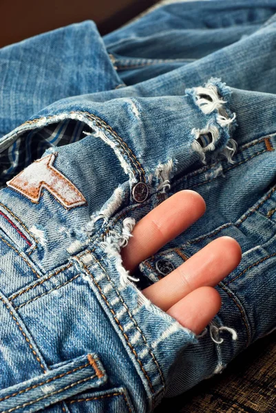 Jeans rotos fotos de stock, imágenes de rotos sin royalties | Depositphotos