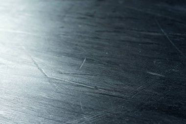 Siyah plastikteki beyaz çizikler ve toz. Snowboard 'daki çizikler çok yakın. Parafin uygulaması ve kayak ekipmanları servisi.