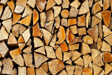 Yakından bakınca bir sürü odun kesiliyor. Kış için odun topluyorum. Şömine için kuru odun. Yakacak odundan dekoratif duvar.