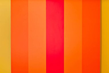 Duvarda çok renkli kağıt şeritleri var. Gökkuşağı renginde kağıt. İç tasarım.