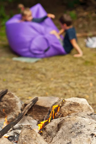 Barn Vilar Naturen Pojkar Och Flickor Spelar Uppblåsbar Soffa Sommarsemester — Stockfoto