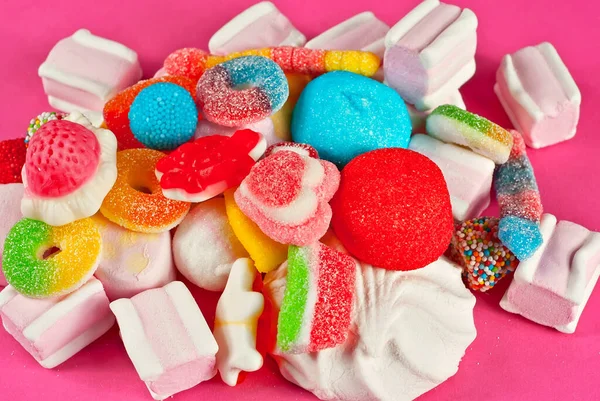 Viele Bunte Bonbons Auf Rosa Hintergrund Süßigkeiten Aus Nächster Nähe — Stockfoto