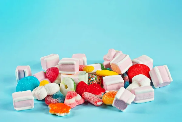 Viele Bunte Bonbons Auf Blauem Hintergrund Süßigkeiten Aus Nächster Nähe — Stockfoto