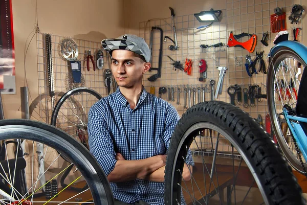 Uomo Laboratorio Biciclette Uno Sfondo Strumenti Artigiano Con Una Camicia — Foto Stock