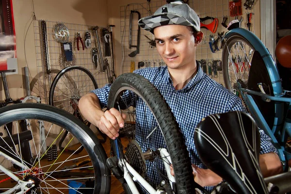 Uomo Laboratorio Biciclette Uno Sfondo Strumenti Artigiano Con Una Camicia — Foto Stock