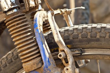 Kirli bisiklet tekerleği yakın çekim. Eski bozuk bisiklet.