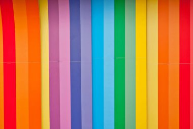 Duvarda çok renkli kağıt şeritleri var. Gökkuşağı renginde kağıt. İç tasarım.