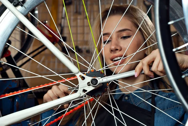 Žena Cyklistické Dílně Pozadí Nářadí Blondýnka Modré Džínové Košili Opravuje Stock Snímky