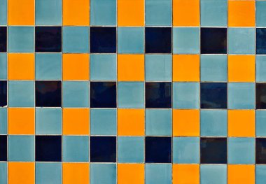 Mavi ve sarı karelerin mozaik dokusu. Kiremit duvarları.