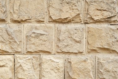 Sarı duvarda alçı var. Beton duvar dokusu kapat.