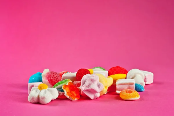 Pembe Arka Planda Bir Sürü Renkli Şeker Var Sweets Kapat — Stok fotoğraf