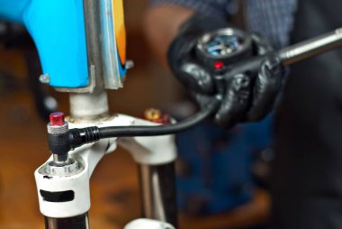 Efendi bisiklet çerçevesini şişirdi. Pompa ve erkek elleri kapalı.