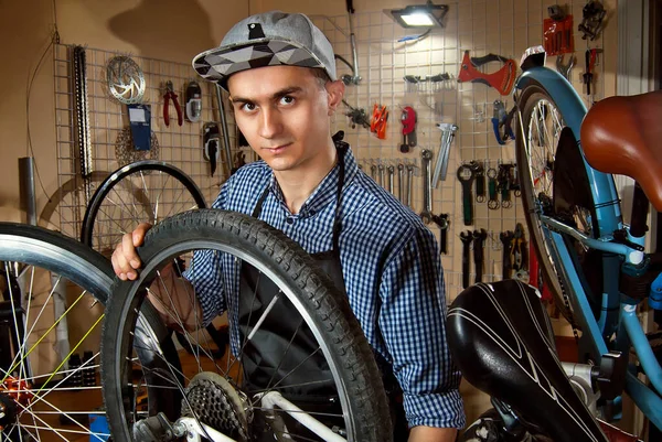 Uomo Laboratorio Biciclette Uno Sfondo Strumenti Artigiano Con Una Camicia — Foto Stock