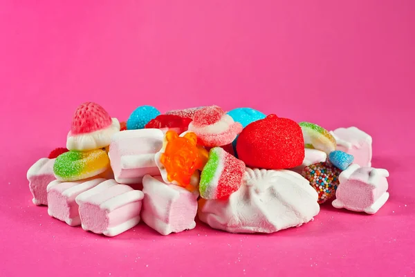 Muchos Caramelos Colores Sobre Fondo Rosa Dulces Cerca Concepto Infancia —  Fotos de Stock