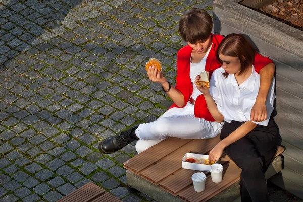 Homem Mulher Almoçando Livre Juntos Casal Comer Hambúrguer Sanduíche Conceito — Fotografia de Stock