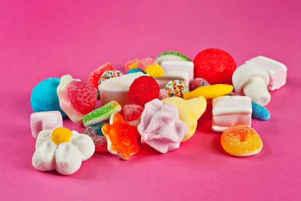 Viele Bunte Bonbons Auf Rosa Hintergrund Süßigkeiten Aus Nächster Nähe — Stockfoto