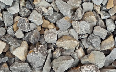 Çakıl taşı dokusu. Kaldırımlar eşit bir şekilde tel örgüye katlanmış. Mermer ve granit drenaj sistemi yakın plan..