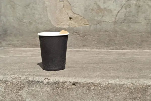 Tazza Nera Caffè Passo Concreto Coppa Sullo Sfondo Vecchio Muro — Foto Stock