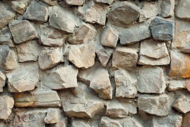 Tuğla duvar ve beton bloklar. Sıraya dizilmiş taş levha örnekleri.