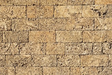 Tuğla duvar ve beton bloklar. Sıraya dizilmiş taş levha örnekleri.