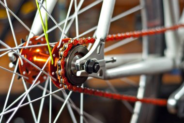 Bisikletle öğle yemeği ve örgü iğneleri yakın çekim. Bisiklet bakımı ve servis. Bisiklet tekerleği tamiri.