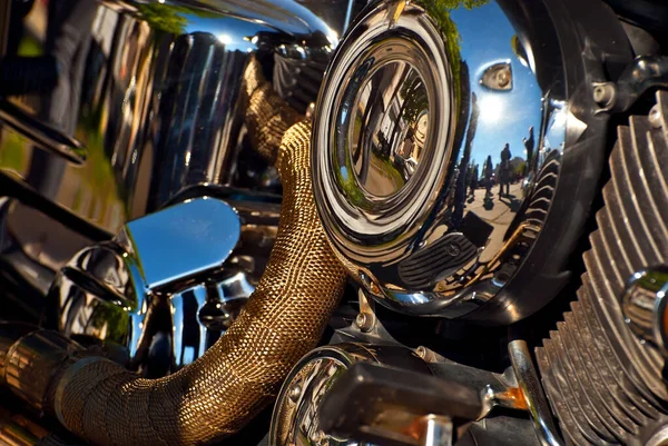オートバイのエンジンを閉めろ クロムエンジン部品だ 光沢のある滑らかな詳細 — ストック写真