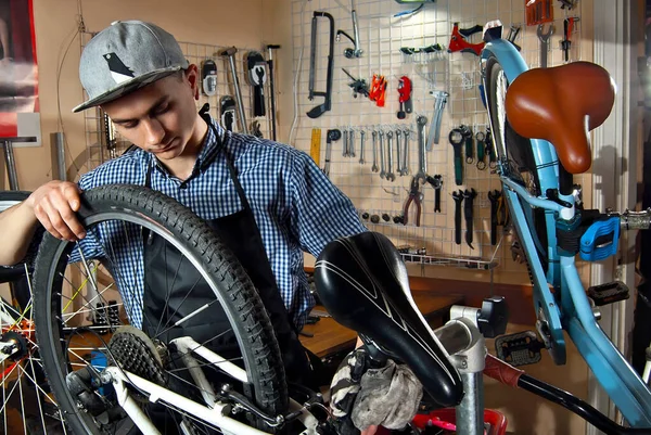 Uomo Laboratorio Biciclette Uno Sfondo Strumenti Artigiano Con Una Camicia — Foto Stock