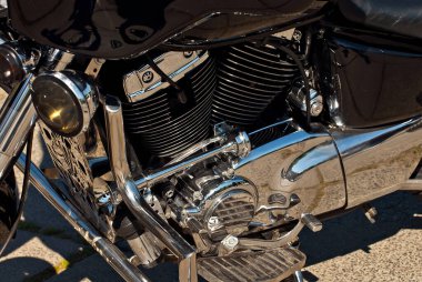 Motosiklet motoru kapanıyor. Krom motor parçaları. Pürüzsüz detaylar.