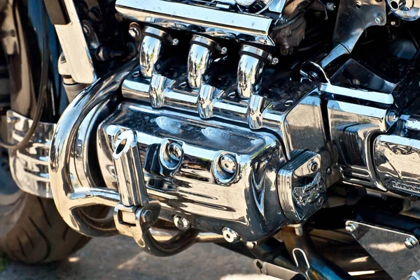 オートバイのエンジンを閉めろ クロムエンジン部品だ 光沢のある滑らかな詳細 — ストック写真