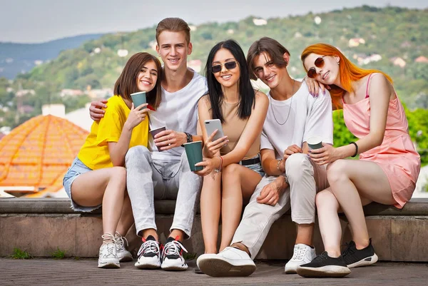 Freunde Beim Kaffeetrinken Vor Dem Hintergrund Der Stadt Jungen Und — Stockfoto