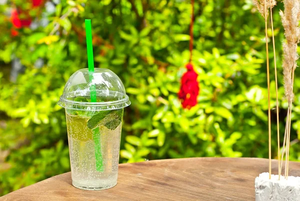 Groene Mojito Een Achtergrond Van Natuur Cocktail Met Limoen Munt — Stockfoto