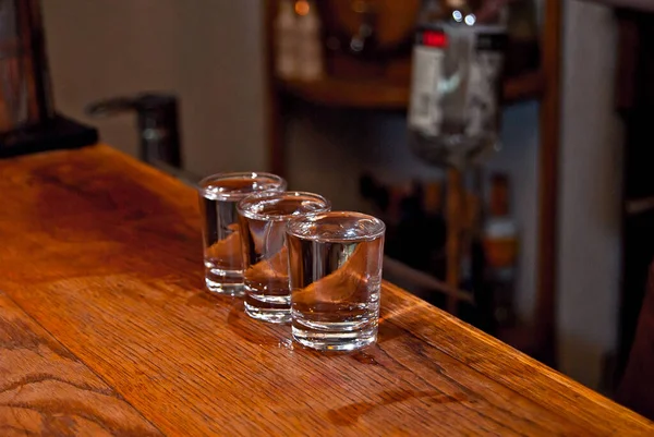 Átlátszó Szemüveg Vodkával Pulton Egy Pohár Vodka Asztalon Teli Poharak — Stock Fotó
