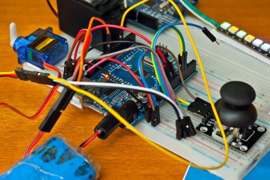 Elektronik ve el yapımı robotlar. Mikrodevreler ve renkli kablolar kapanıyor. Bilimsel sergide elektronik cihazlar ve mekanizmalar sunuluyor.