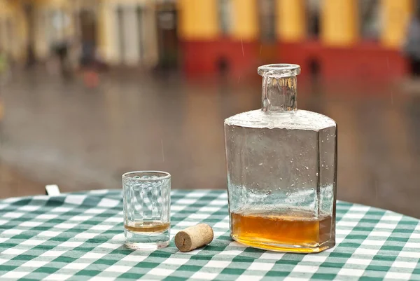 Boş Bir Masadaki Bardağın Yanında Bir Şişe Alkol Alkolizm Yalnızlık — Stok fotoğraf