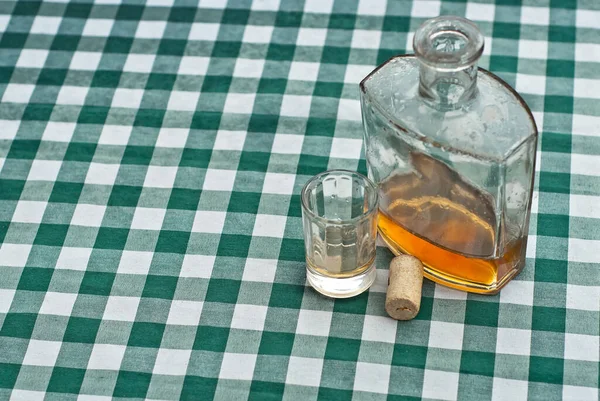 Boş Bir Masadaki Bardağın Yanında Bir Şişe Alkol Alkolizm Yalnızlık — Stok fotoğraf