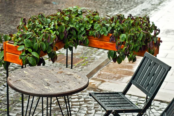 Mesas Madera Café Calle Mojado Por Lluvia Salinas Sillas Marrones — Foto de Stock
