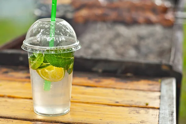 Izgara Arkaplanda Yeşil Mojito Limonlu Naneli Kokteyl Yaz Tatili Festivalleri — Stok fotoğraf