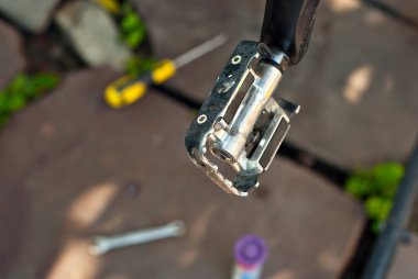 Bisiklet pedalı yakın. Bisiklet tamir konsepti.