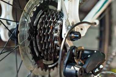 Tekerlek, zincir ve yakın arkadaş. Yedek parçaları bisiklete yükleyin. Bisiklet tamiri.