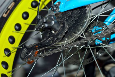 Tekerlek, zincir ve yakın arkadaş. Yedek parçaları bisiklete yükleyin. Bisiklet tamiri.