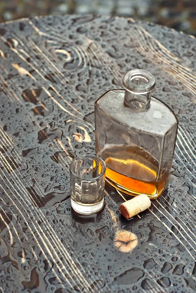 Alkoholflaska Nära Ett Glas Ett Tomt Bord Begreppet Alkoholism Ensamhet — Stockfoto
